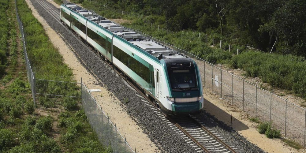 El tren inaugural con el presidente Andrés Manuel López Obrador a bordo pasa cerca de Chocholá, estado de Quintana Roo, México, el viernes 15 de diciembre de 2023.  (AP Foto/Martín Zetina)