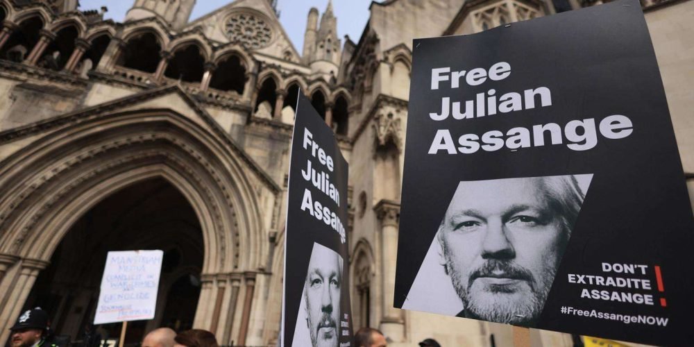 Imagen de archivo de partidarios de Julian Assange ante el Tribunal de Justicia en Londres, el 26 de marzo de 2024. EFE/EPA/NEIL HALL