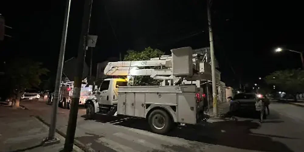 vecinos-valle-oriente-torreon-retienen-camion-cfe-por-corte-de-luz-agosto-2025