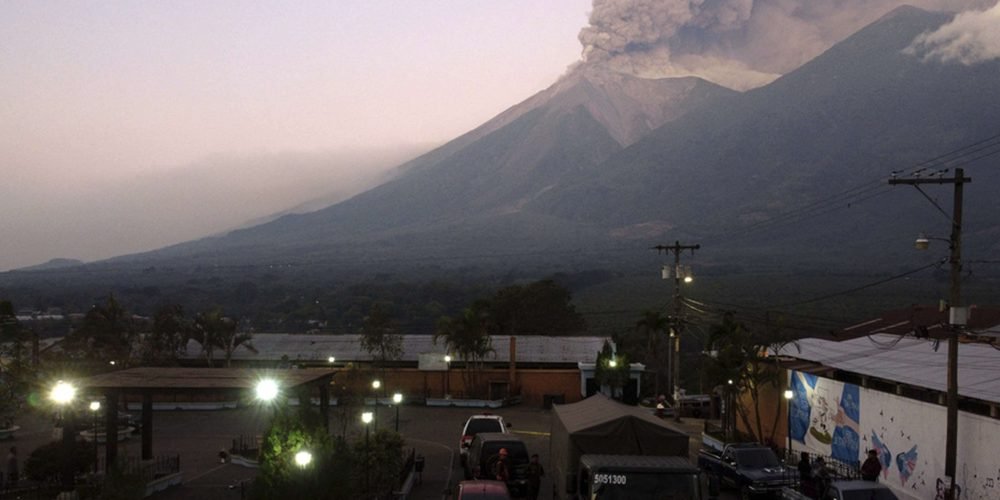 Guatemala: Evacúan a 1.000 personas por erupción del volcán de Fuego
